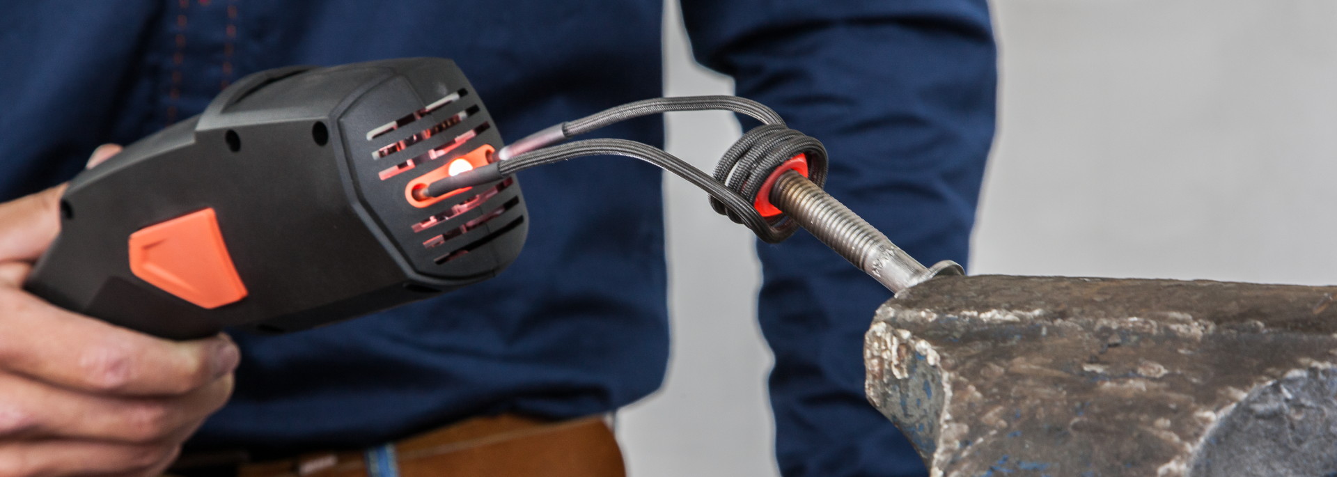 Técnico operando el iDuctor en un componente atascado